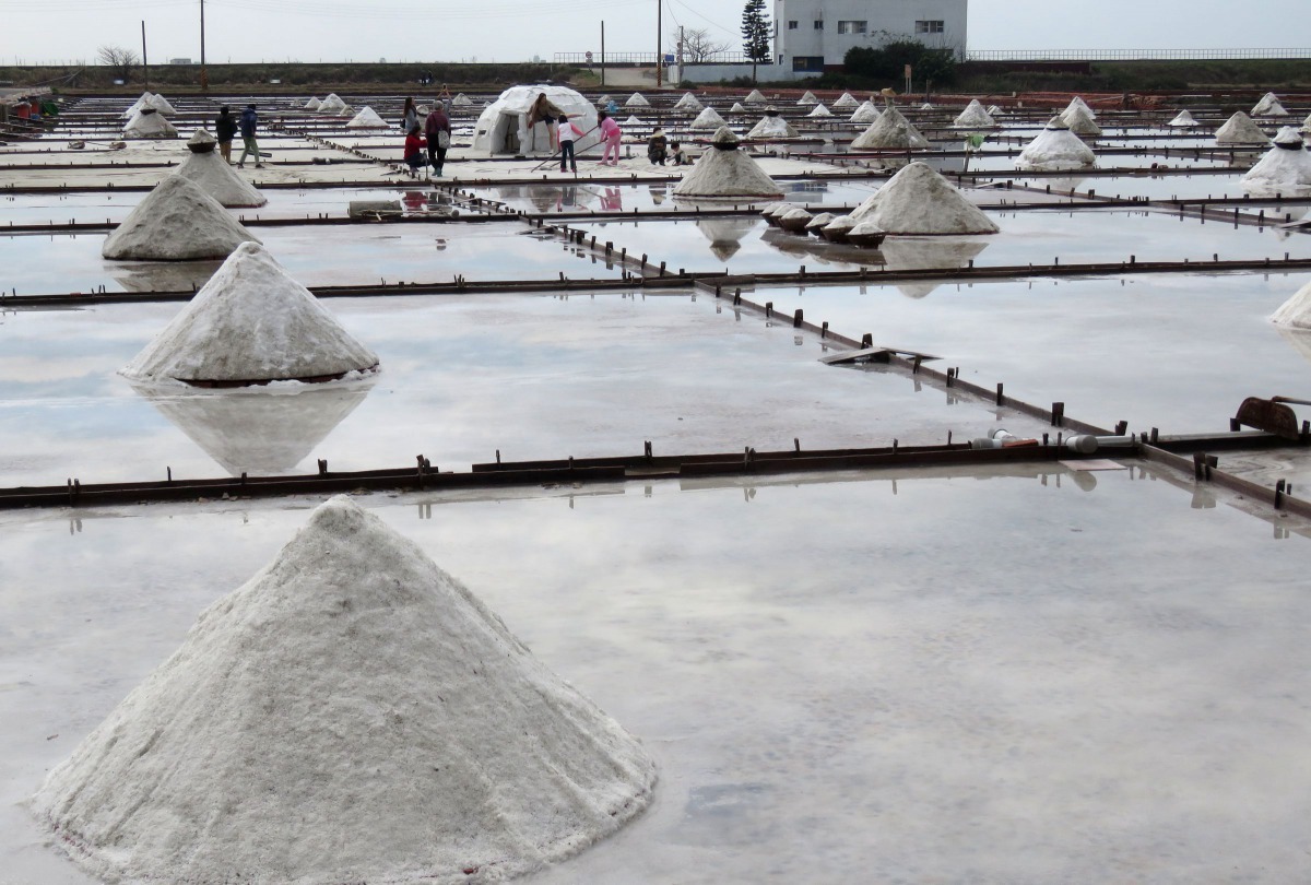 台南市北門區的「井仔腳瓦盤鹽田」,是台灣現存最古老的瓦盤鹽田遺址。高維奇/攝