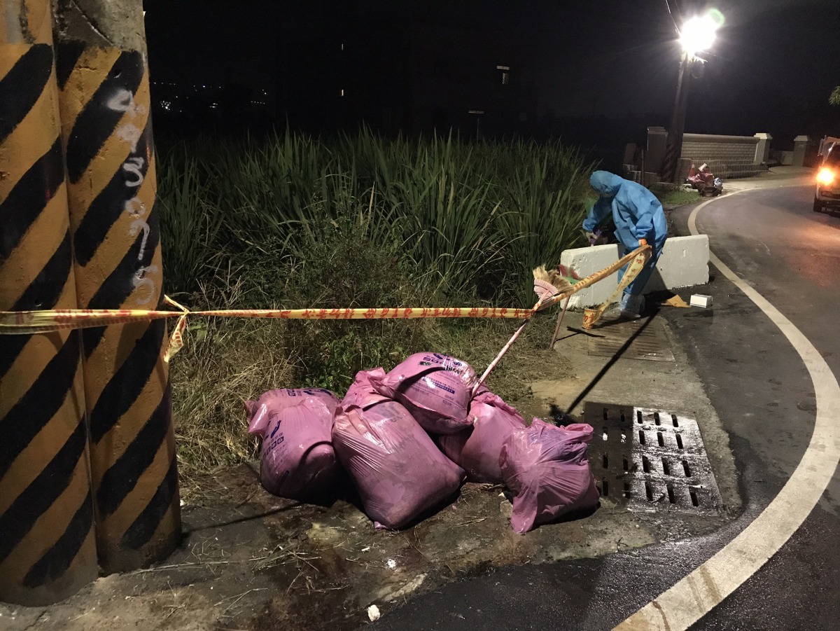 動保處緊急封鎖丟棄死雞現場，並將死雞運離銷毀。新北市動保處/提供