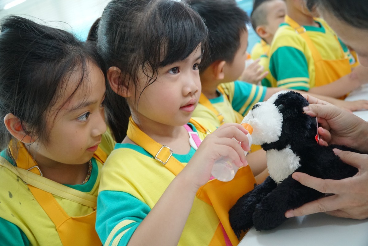 小朋友學習照顧毛寶貝。新北市動保處/提供