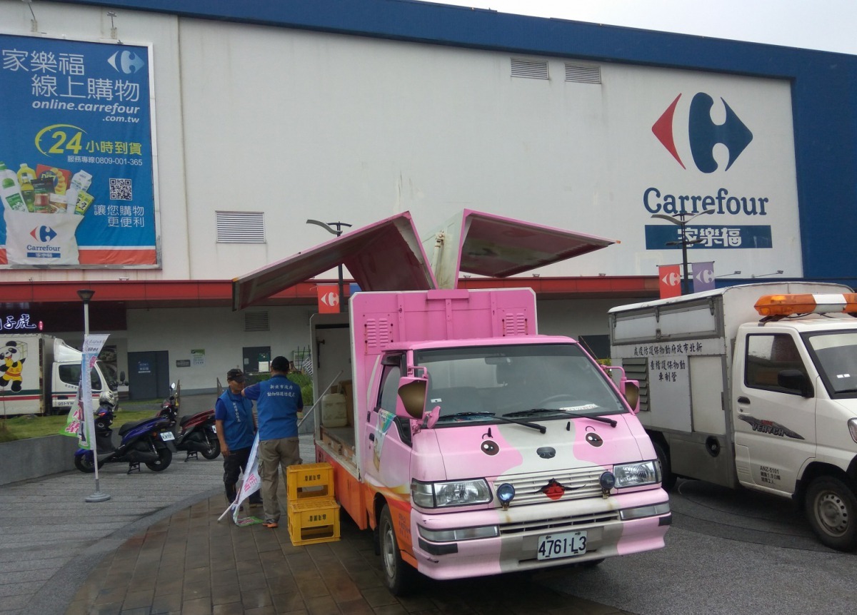 動保處專屬的寵物福利專車外型可愛引人注目。劉凱/翻攝