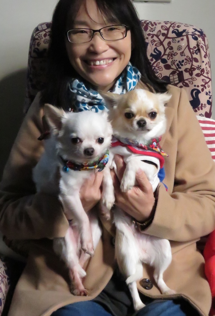 資深媒體人劉怡伶與兩隻吉娃娃毛孩。高維奇/攝