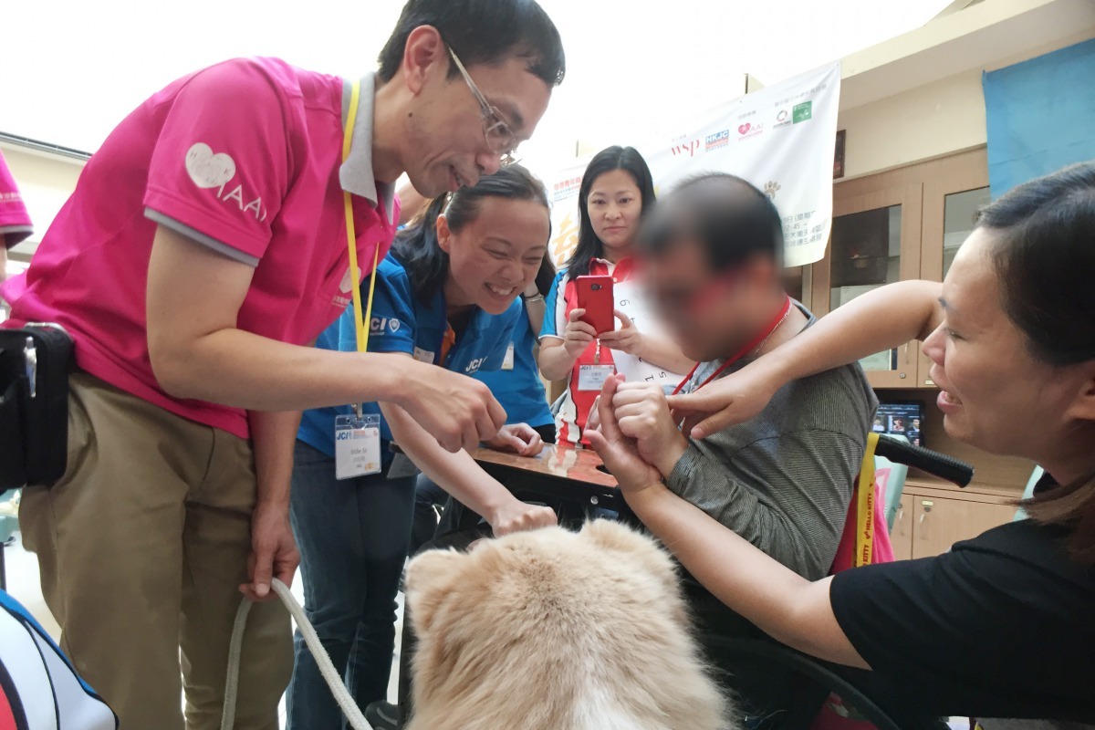 義工教導學員如何正確地與狗狗接觸。海港青年商會/提供