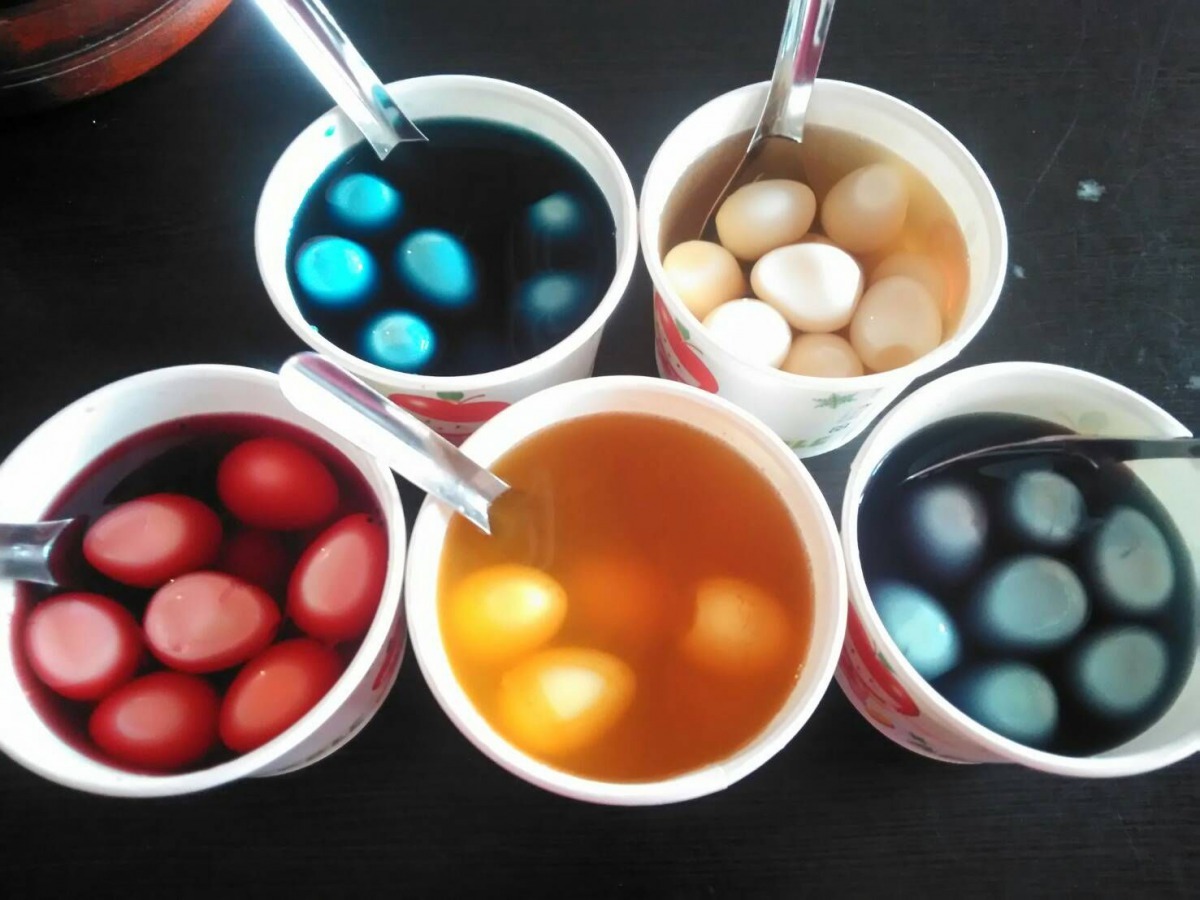 白煮蛋侵泡色料置於冰箱3天即完成染色。圖／呂佩真提供