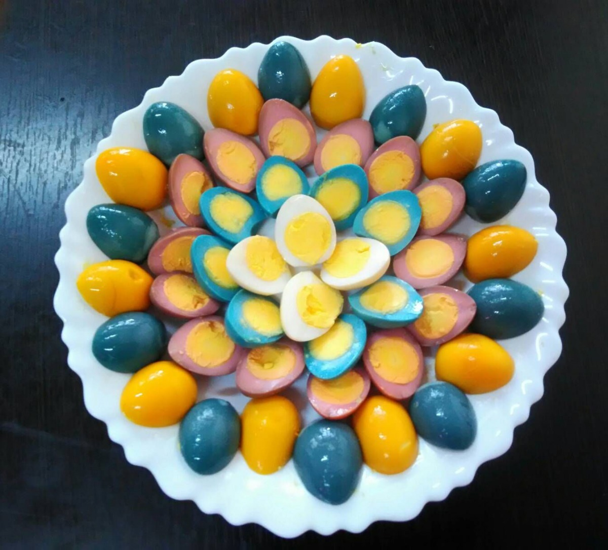 彩色鵪鶉蛋切開擺盤非常吸引人，網友說網友說光看到圖片就要流口水了。圖／呂佩真提供