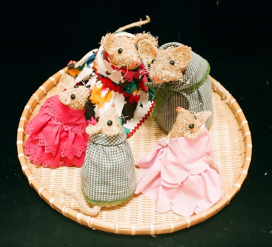 已過世的台南鄉土藝術家陳月來以絲瓜絡捏塑的「老鼠一家親」。高維奇/攝