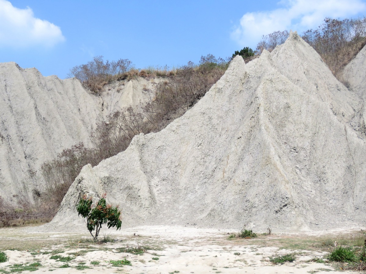 泥岩地形有著淒涼荒漠之美，也稱為「月世界」地形。高維奇/攝