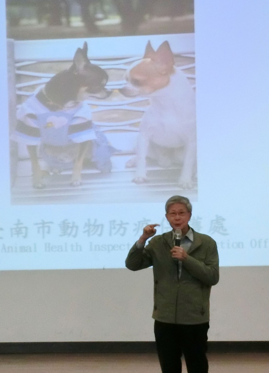 中華民國保護動物協會理事長李朝全對師生進行動保宣導講座。高維奇／攝