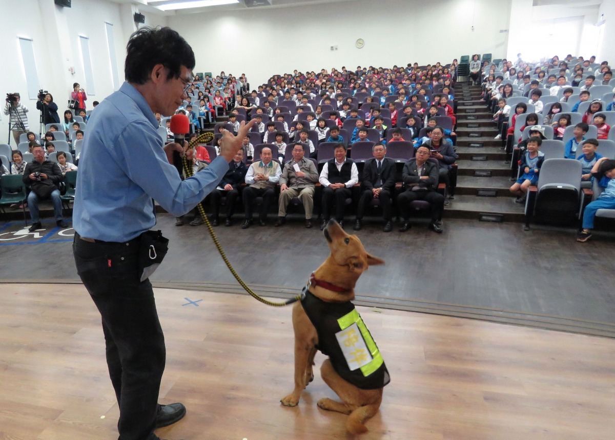 黃連發與阿財示範服從動作。高維奇／攝