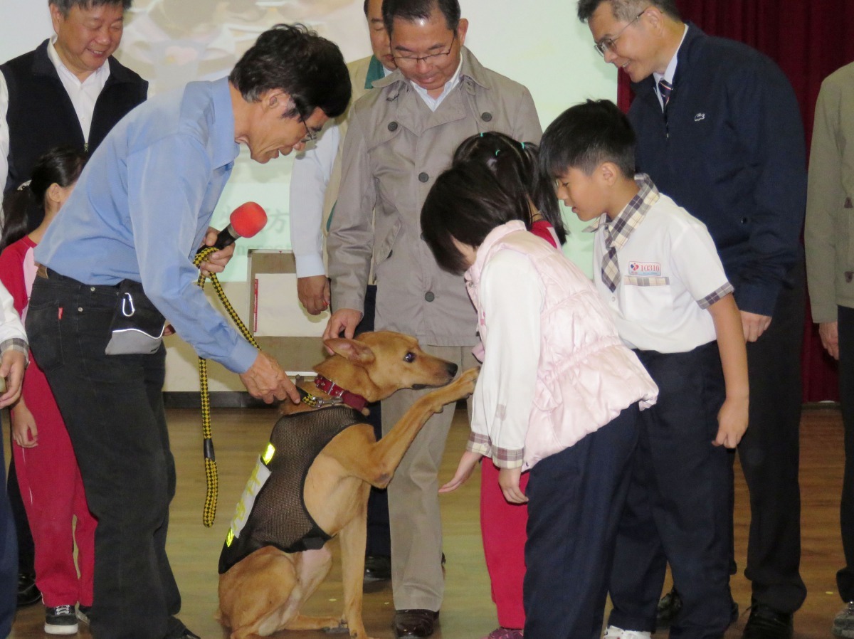 學生上台與阿財互動。高維奇／攝