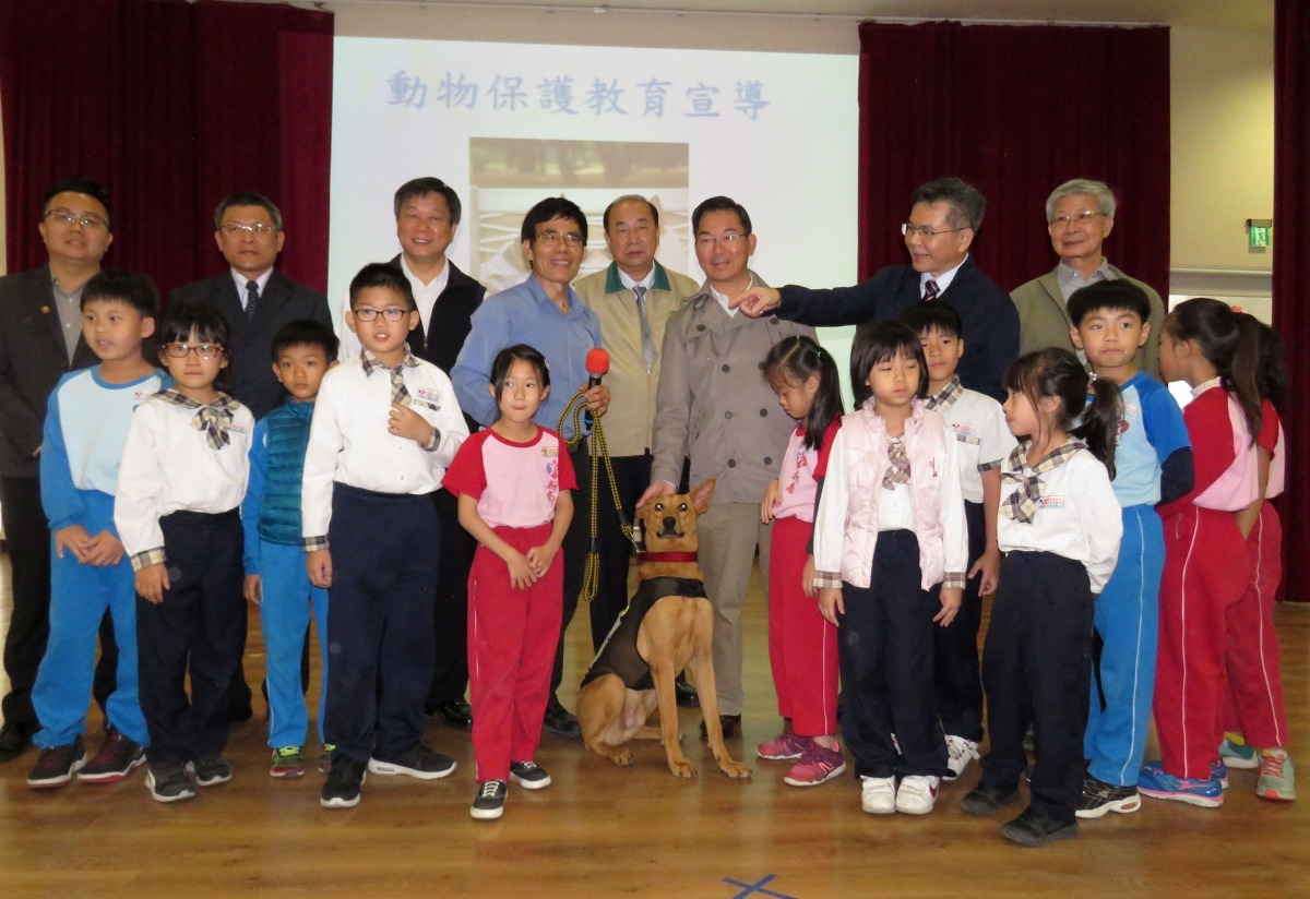 與會來賓與學生代表合影。高維奇／攝