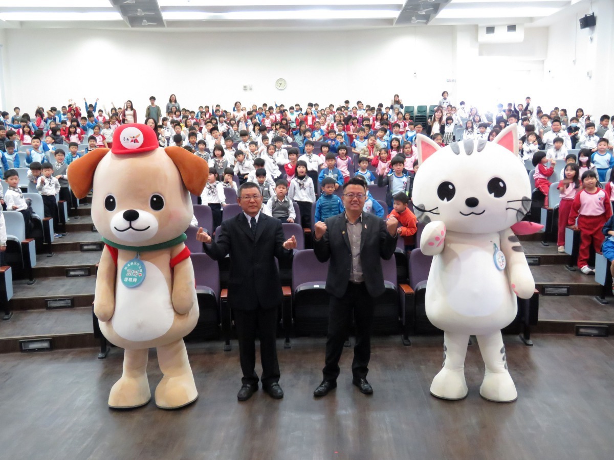 南市動保宣導大使「豆哥」與「凱娣」25日前進新南國小。高維奇／攝
