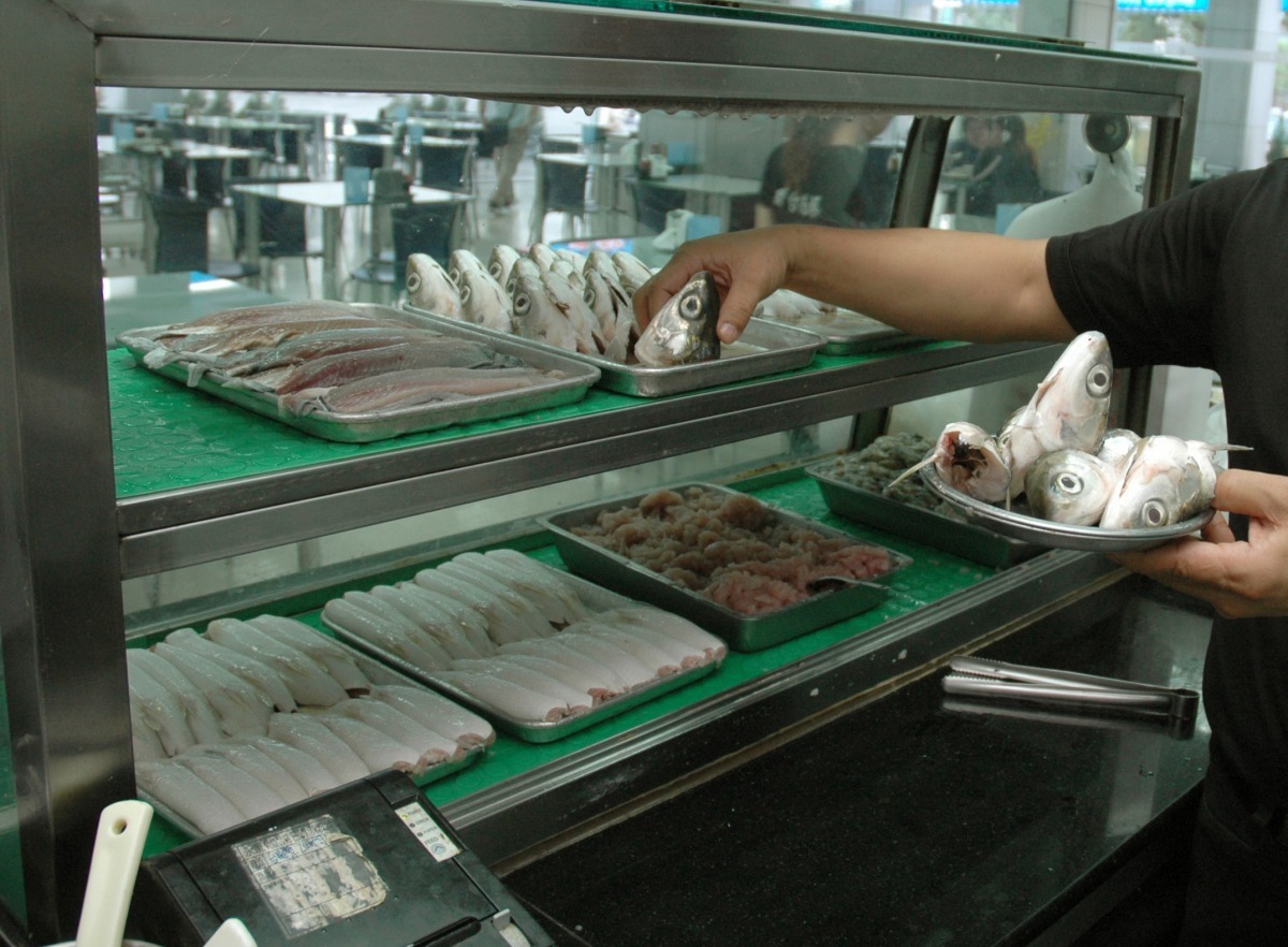 虱目魚是台南市特產,價格實惠取得容易。高維奇/攝
