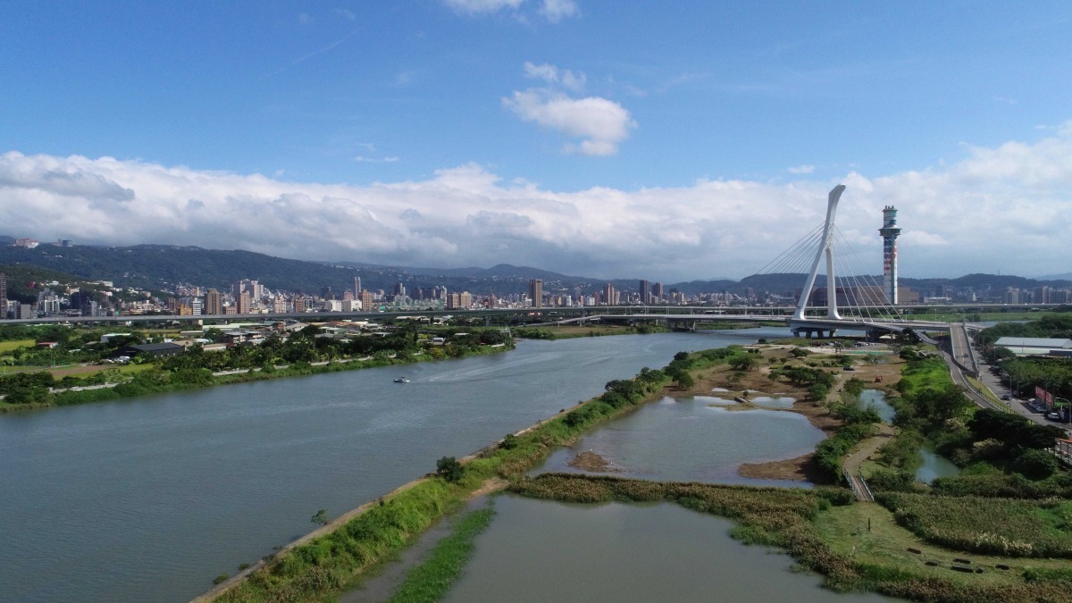 社子島北側，鄰近社子大橋旁新舊堤防間水利處營造出面積約8.3公頃濕地。北市水利處/提供