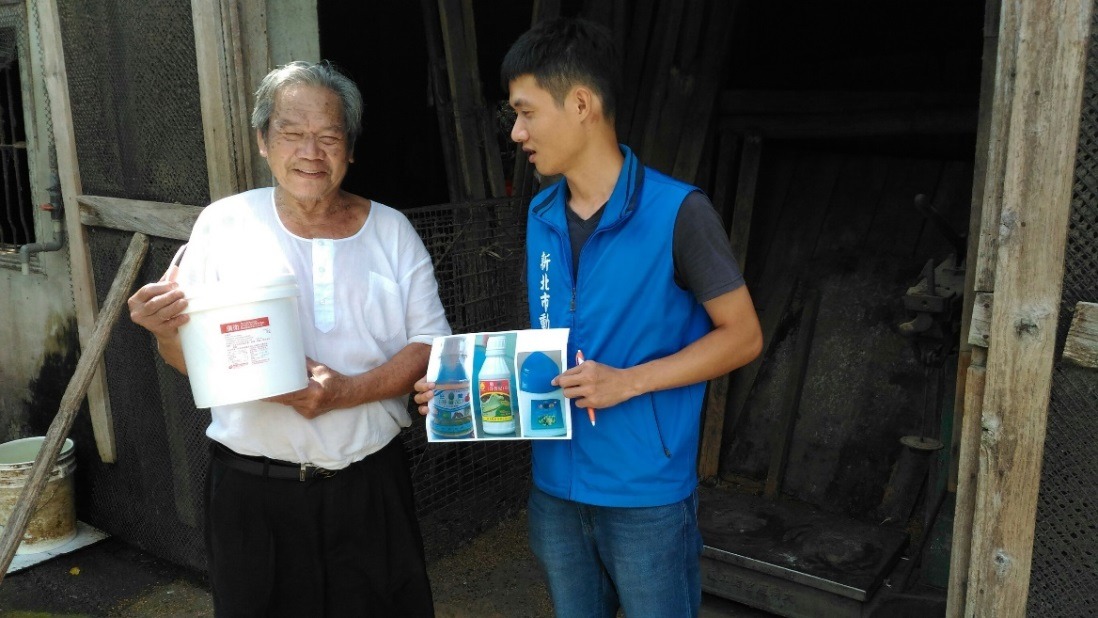 新北市動保處派員向農民宣導常見芬普尼藥劑及正確用藥。新北市動保處/提供