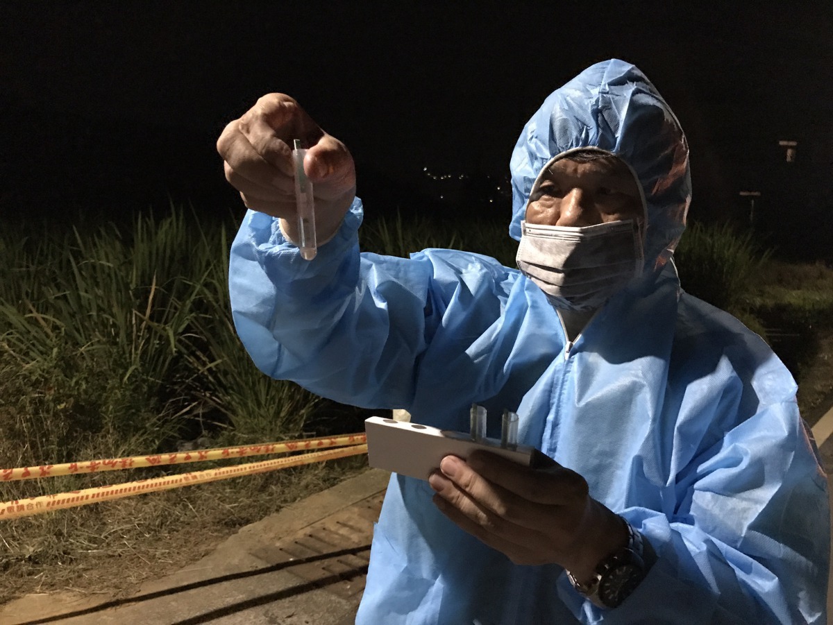 動保處現場進行禽流感快篩檢測，檢驗結果皆為陰性。新北市動保處/提供