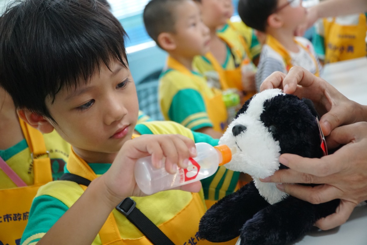 「毛寶貝生命教育中心」讓小朋友在遊戲中學習生命教育。新北市動保處/提供