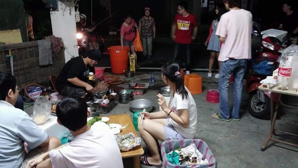 中秋佳節將至，親朋好友聚會在一起烤肉，寵物也想分杯羹。劉凱/翻攝