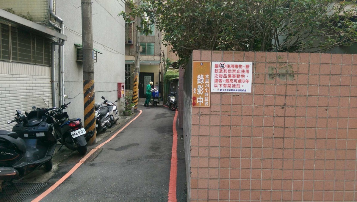 新北市動保處於現場張貼嚴禁使用毒物及查獲將嚴懲的告示牌，警告有心人當心觸法。劉凱/翻攝