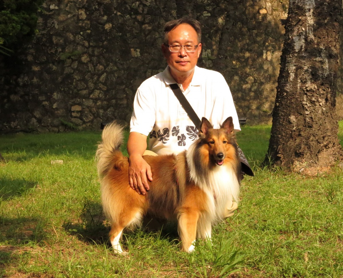 企業家楊福仁與喜樂蒂愛犬。高維奇/攝