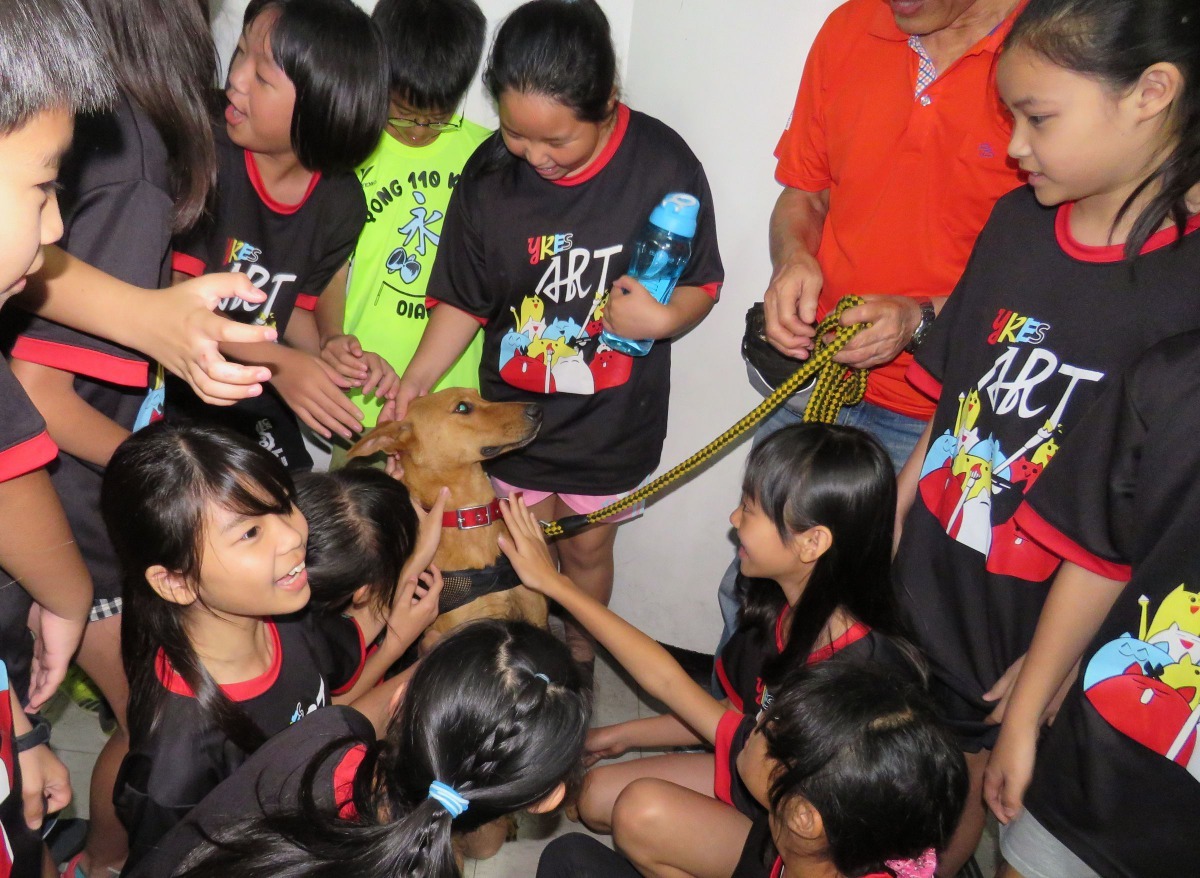 阿財在台上示範表演完畢，馬上被學生們團團圍住。高維奇／攝