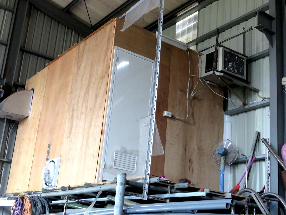 吳嚴俊為鸚鵡搭建的豪華套房。高維奇／攝