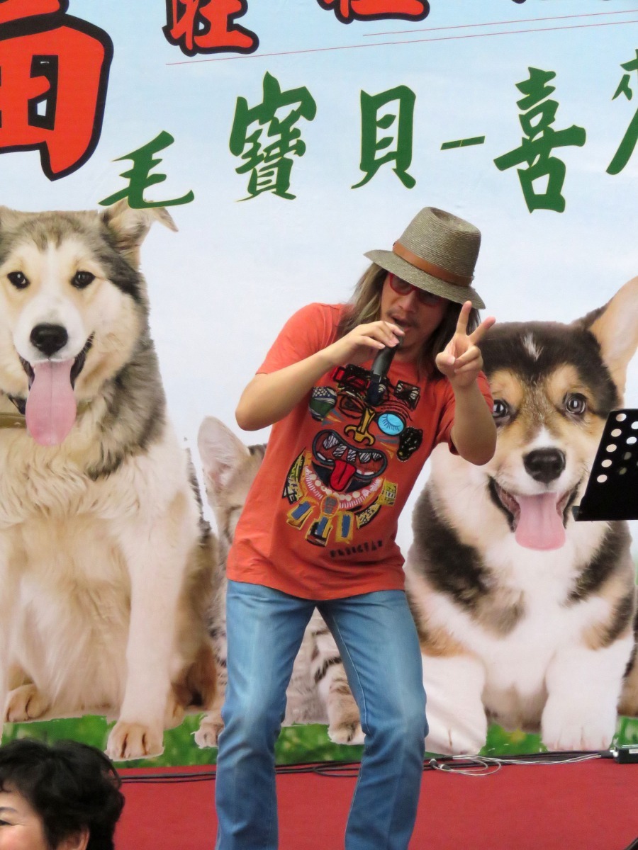 活動請來知名藝人「豬頭皮」現場演唱。高維奇/攝