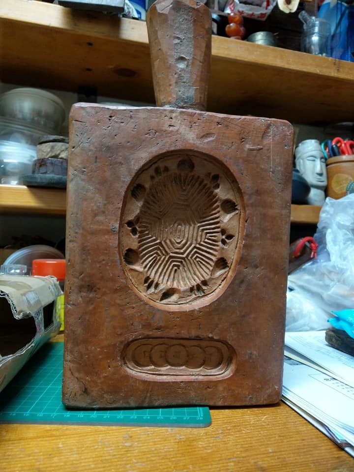 厚實的磚質粿模。圖/黃鳳鳥提供