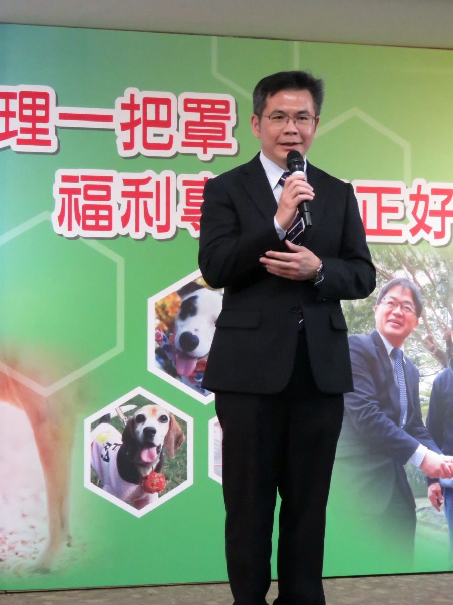 台南市動保處長吳名彬在記者會簡報兩項創新措施內容。高維奇/攝