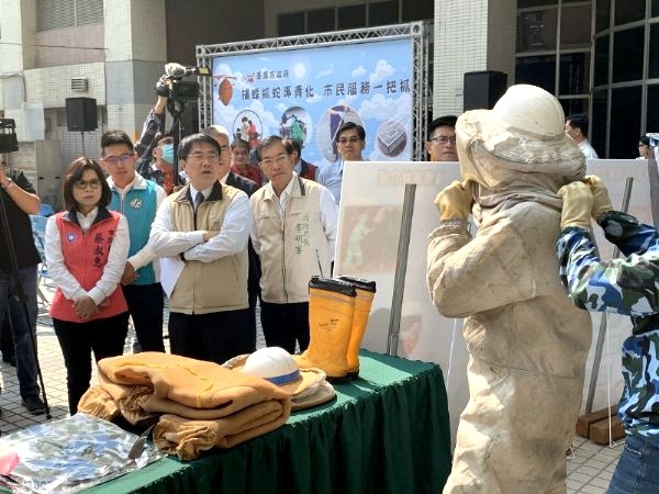 台南市府「捕蜂捉蛇專責化，市民服務一把抓」記者會，宣布業務委員民間專業人士處理。圖／台南市消防局提供