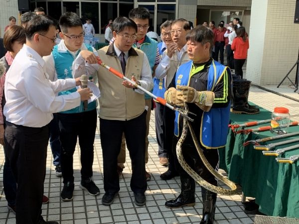 黃市長說，捕蜂抓蛇業務委由專業處理，可達到事半功倍之效。圖／台南市消防局提供