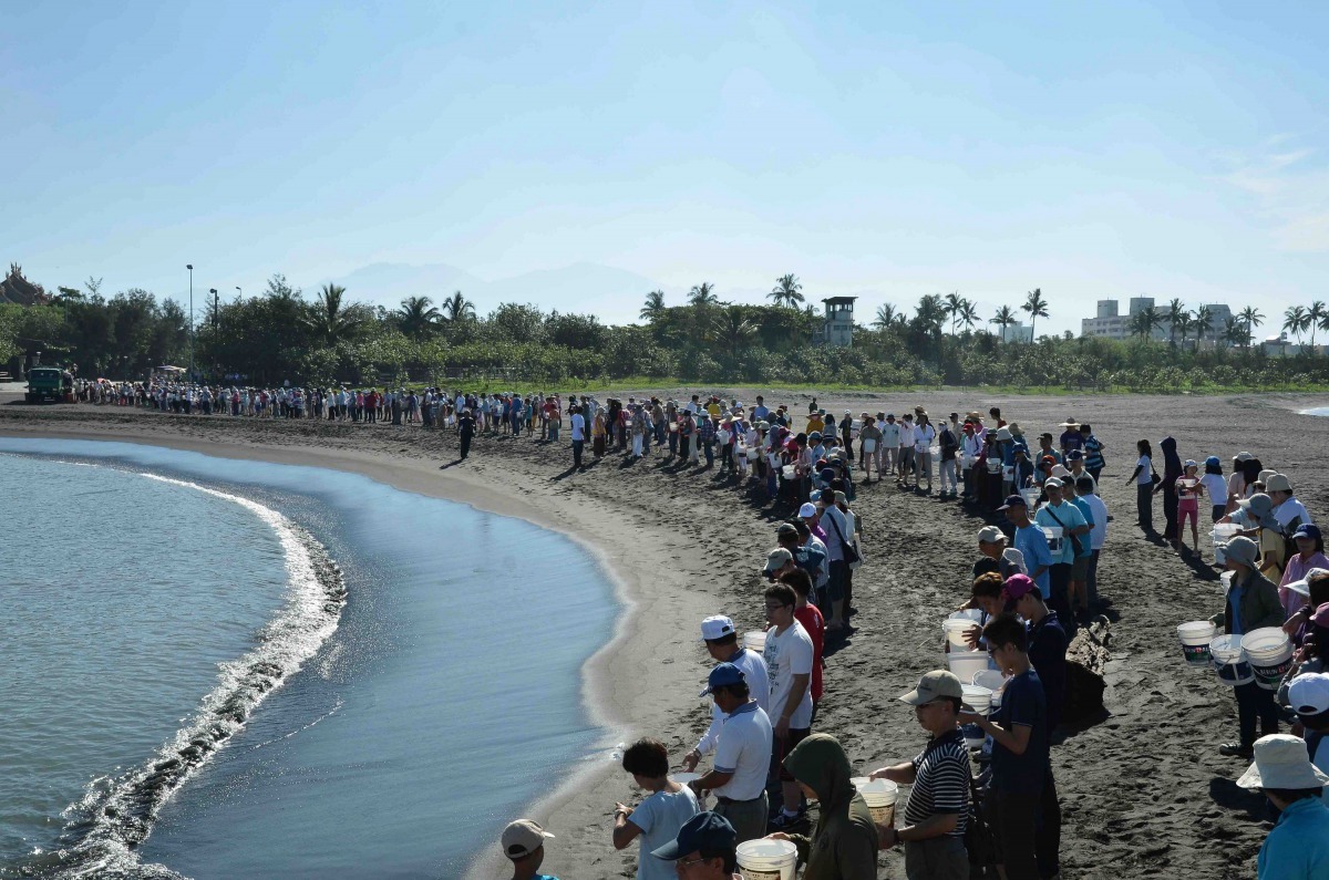 福智佛教基金會每次舉辦魚苗放流活動，總是吸引很多民眾參與。圖／福智佛教基金會提供