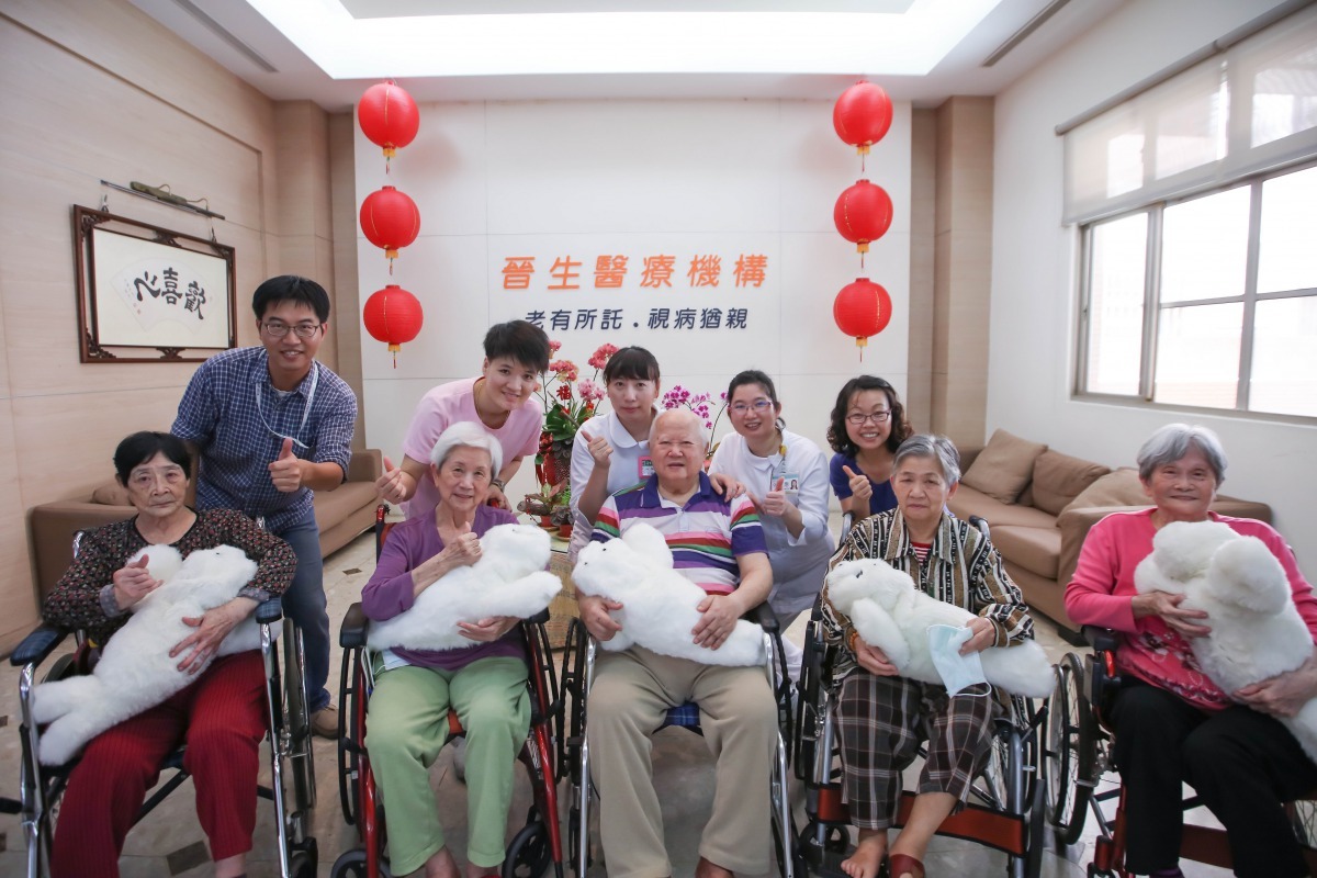 台南市永康區晉生護理之家，透過療癒智能絨毛玩偶PARO，讓長者深度體驗與寵物互動的感受。高維奇/攝