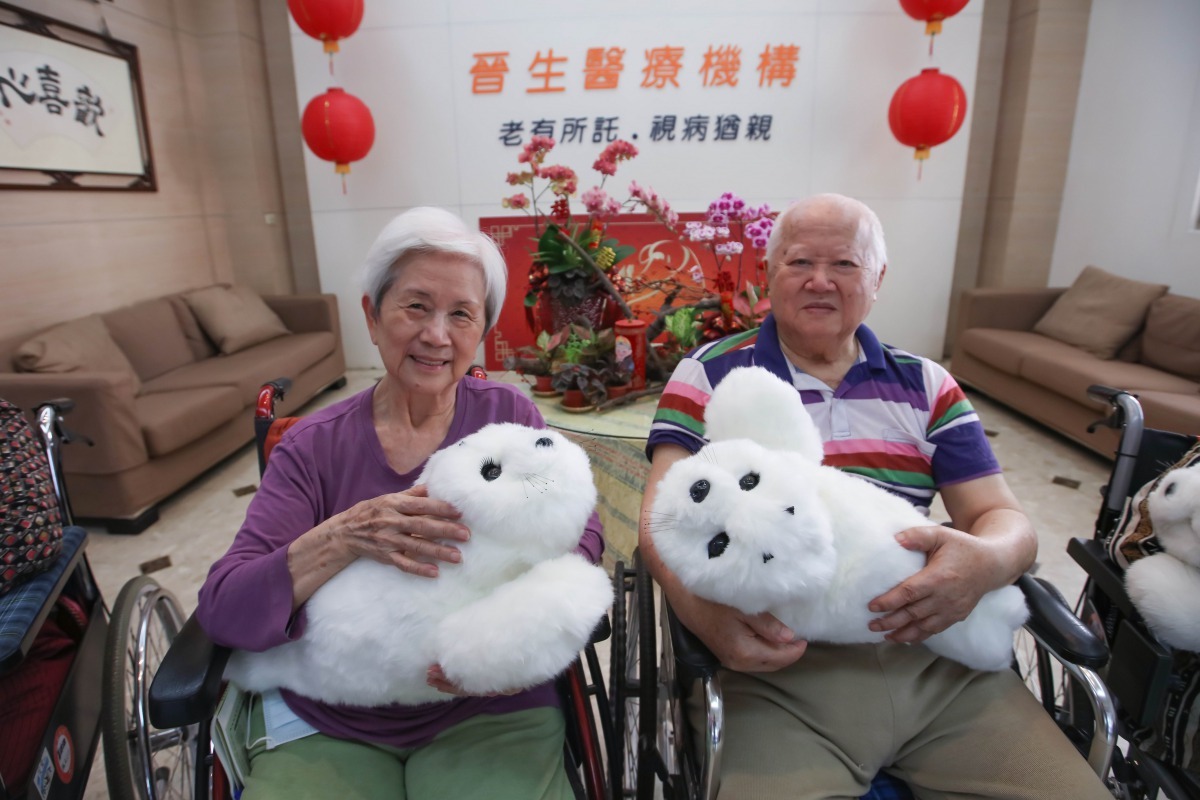當長者透過撫摸及對話與智能絨毛玩偶互動時，玩偶會發出類似好、會及嗯的可愛呼叫聲。高維奇/攝
