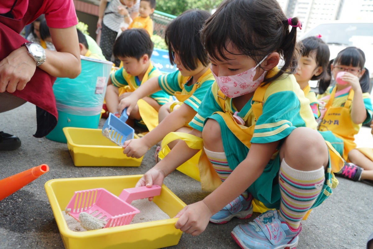 幼稚園小朋友也能學會幫鏟貓砂，為貓咪打造乾淨的生活空間。新北市動保處/提供