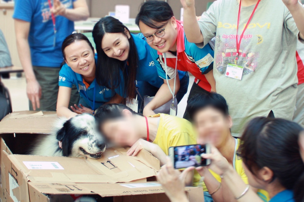 學員完成狗屋後興奮留影。海港青年商會/提供