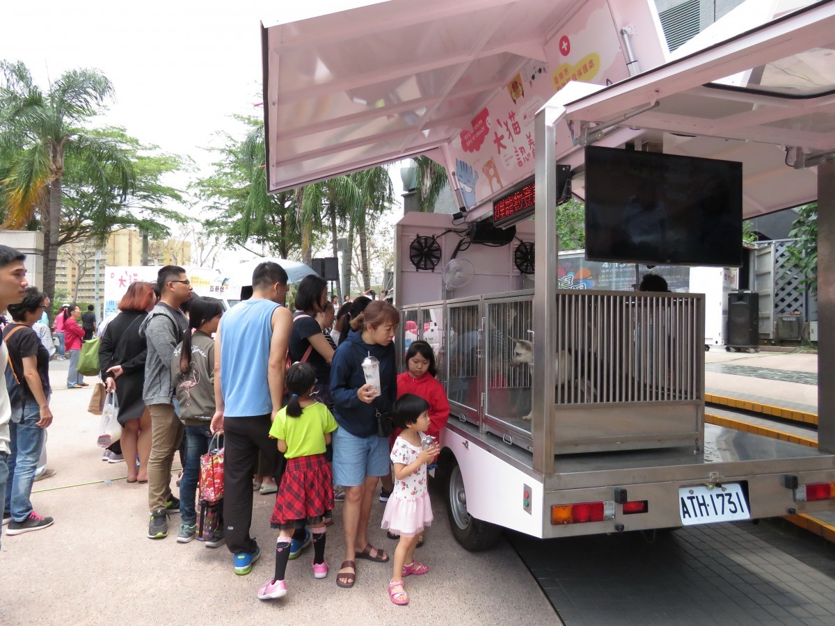 現場民眾對認養行動專車非常好奇。高維奇/攝
