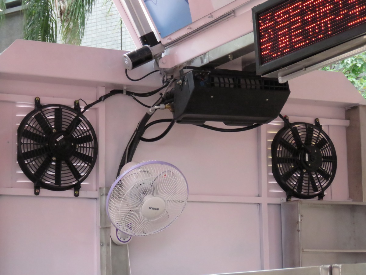 動物認養行動專車為全新設計，冷氣空調為其重要設備。高維奇/攝