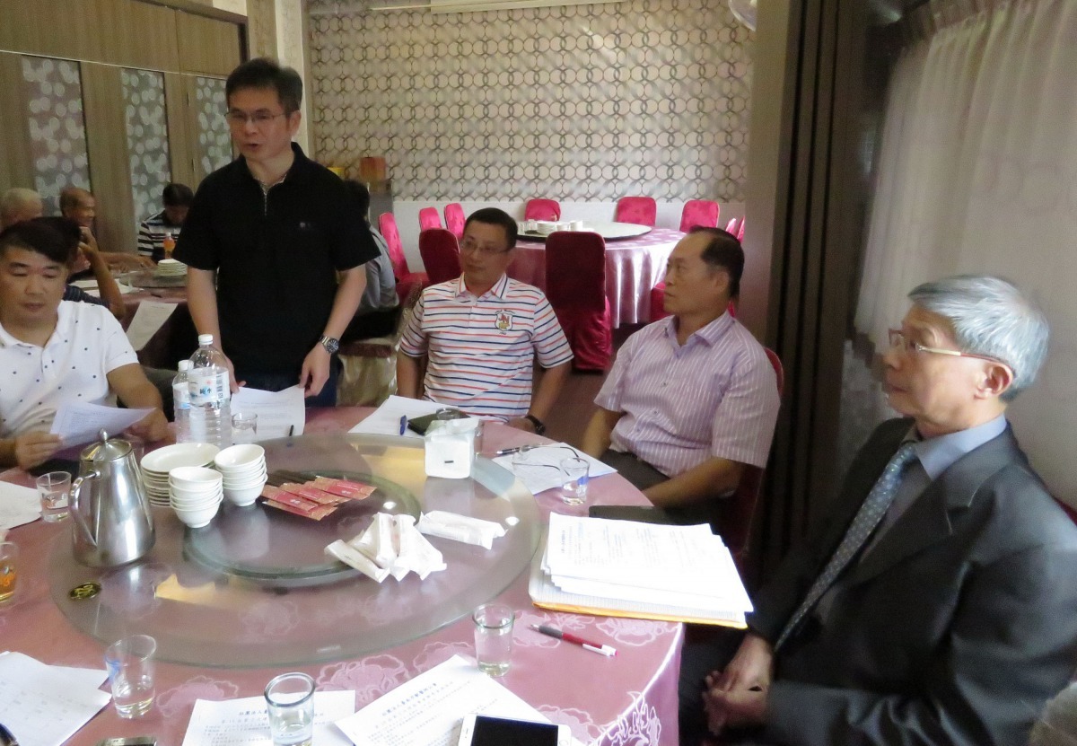 台南市動保處長吳名彬(站立者)感謝李朝全接下公會理事長職務。高維奇/攝