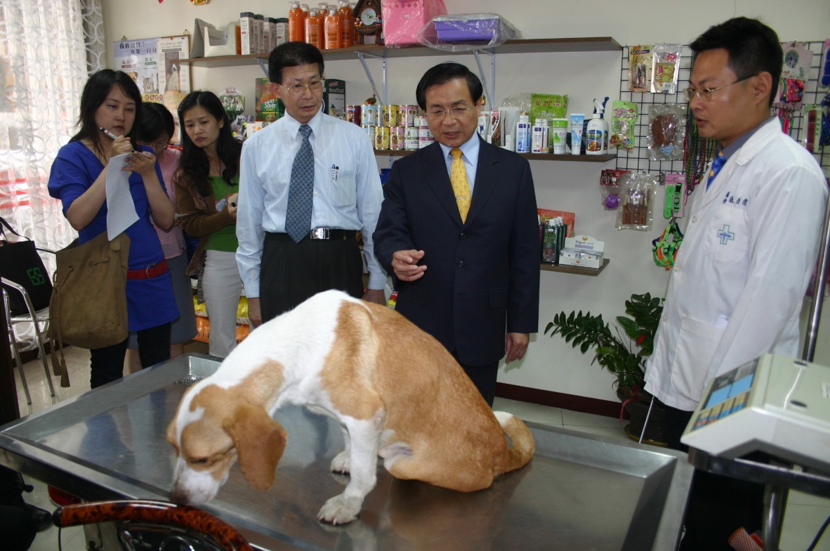 「米格」靠輪椅復健殘而不廢的故事引發當年許添財市長的關心及媒體熱烈報導。高維奇/攝