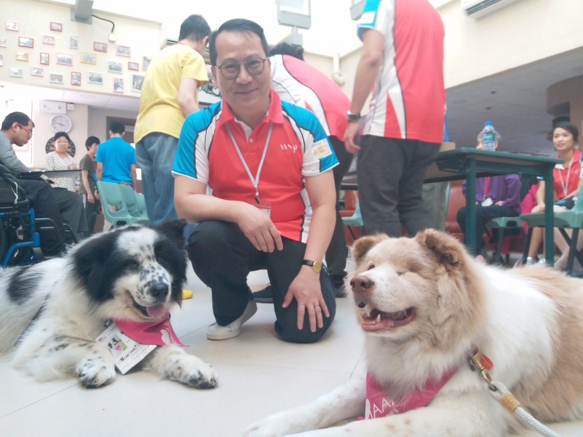 與治療犬合影。海港青年商會/提供