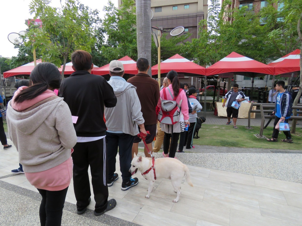 去年活動現場等候義診的飼主大排長龍。高維奇/攝