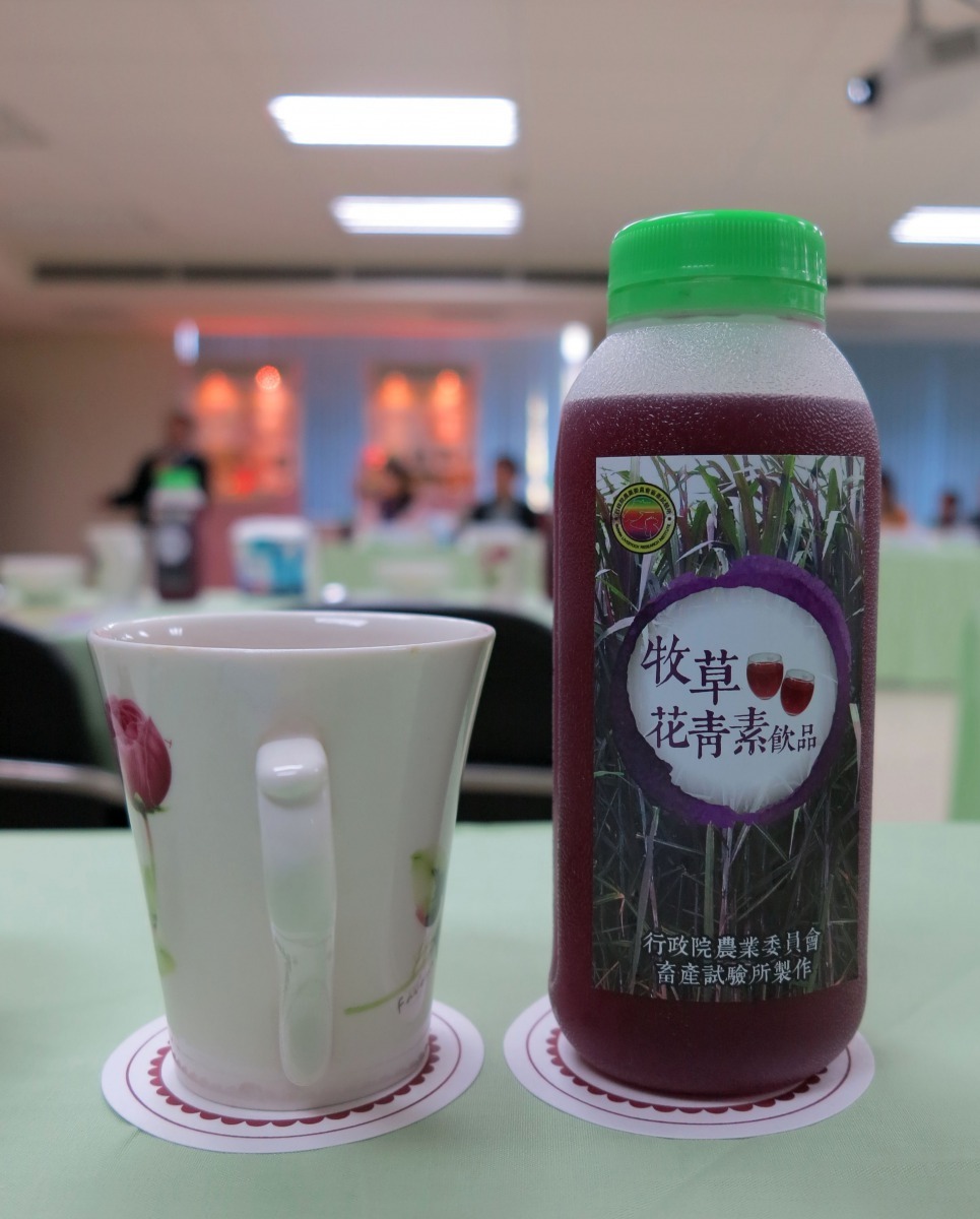 以牧草的葉綠素作為天然色素，可廣泛應用於茶飲、蛋糕等製作。高維奇/攝