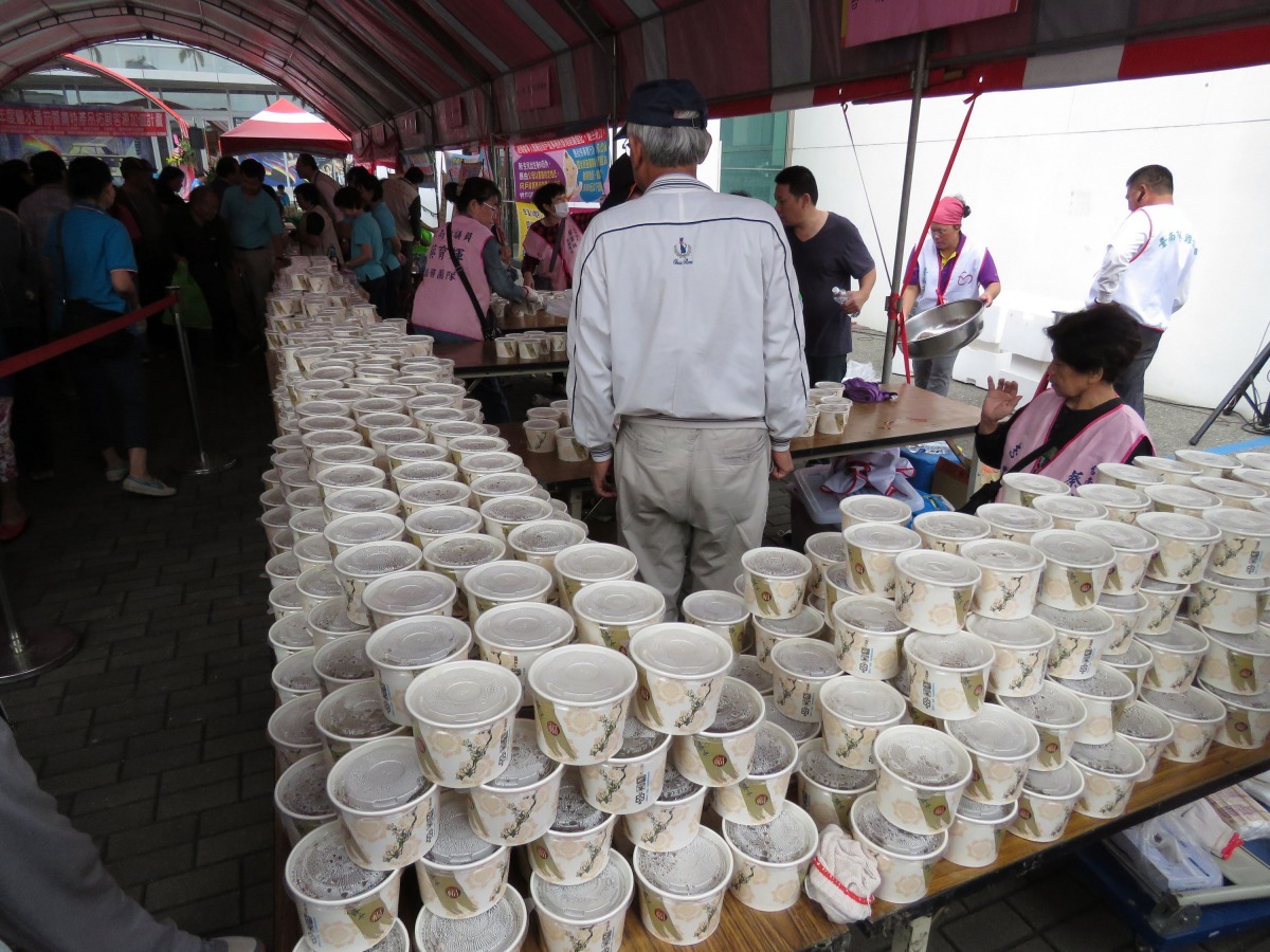 去年活動現場的美食試吃吸引人潮。高維奇/攝