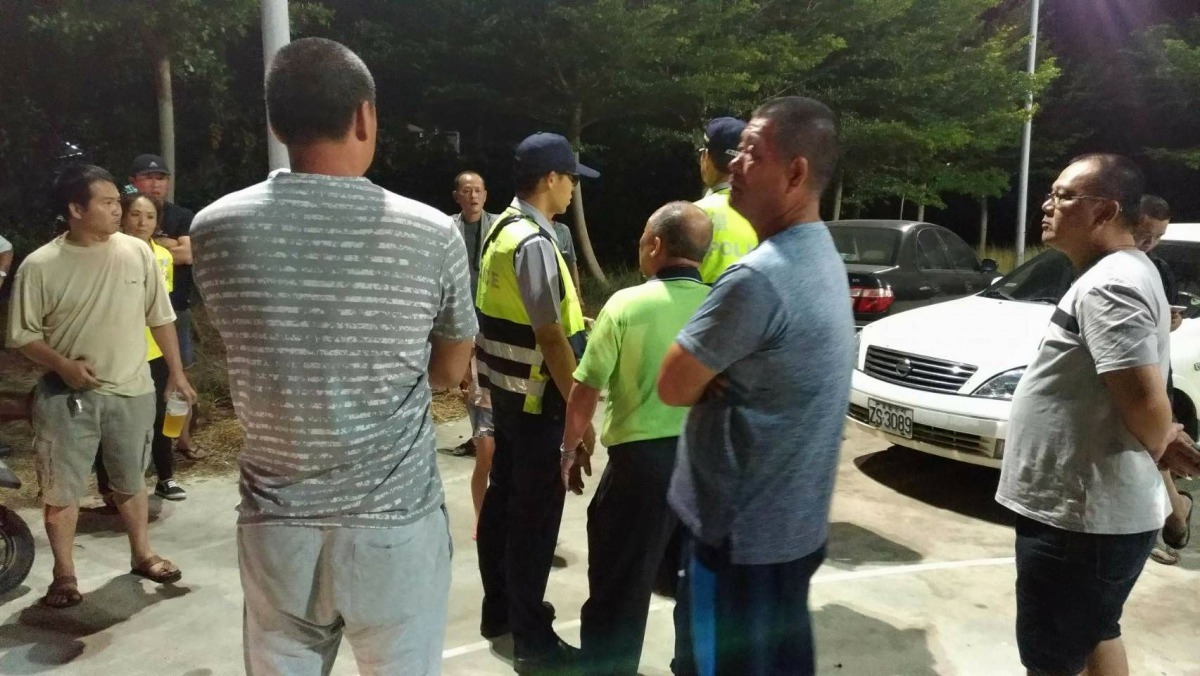 鯤鯓里居民包圍動保人士抗議流浪狗影響生活。圖/市民提供