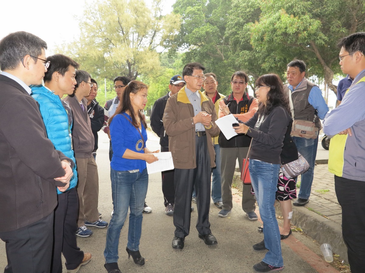 民國104年體育公園鄰近的4個里居民群起向動保處抗議流浪狗擾民。高維奇/攝
