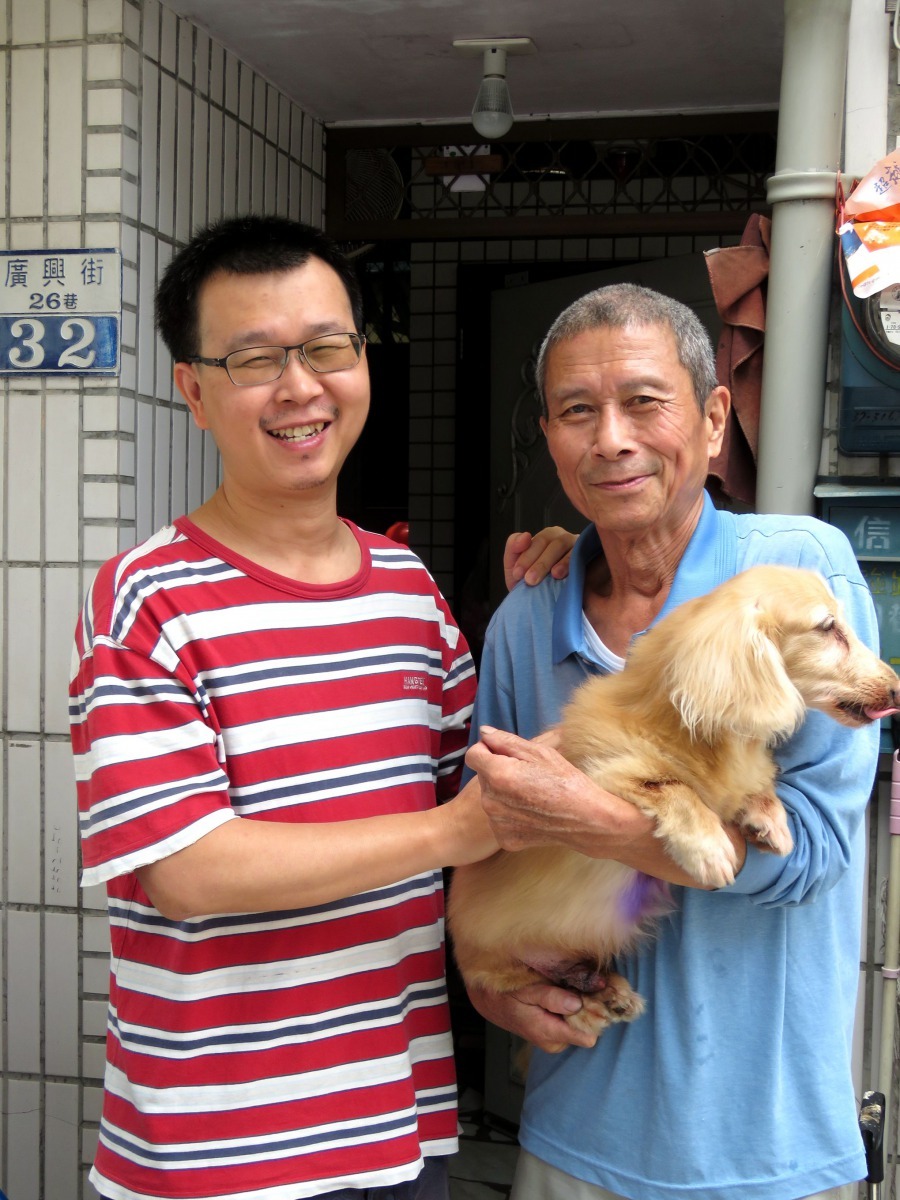 小六受到汪茂昌(右)全家人的疼愛。高維奇／攝