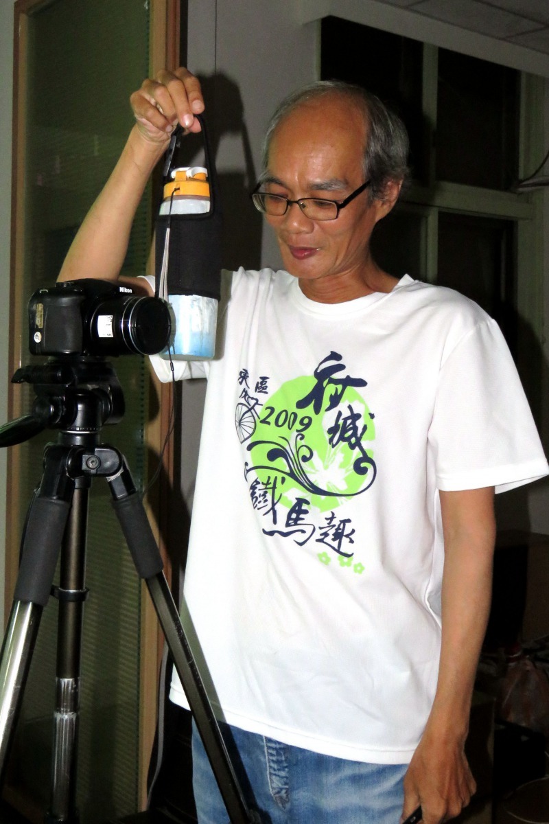 一台平價的類單眼相機加上一只水壺，就可以讓鄭惠陽展開一天的追鷹行程。高維奇／攝