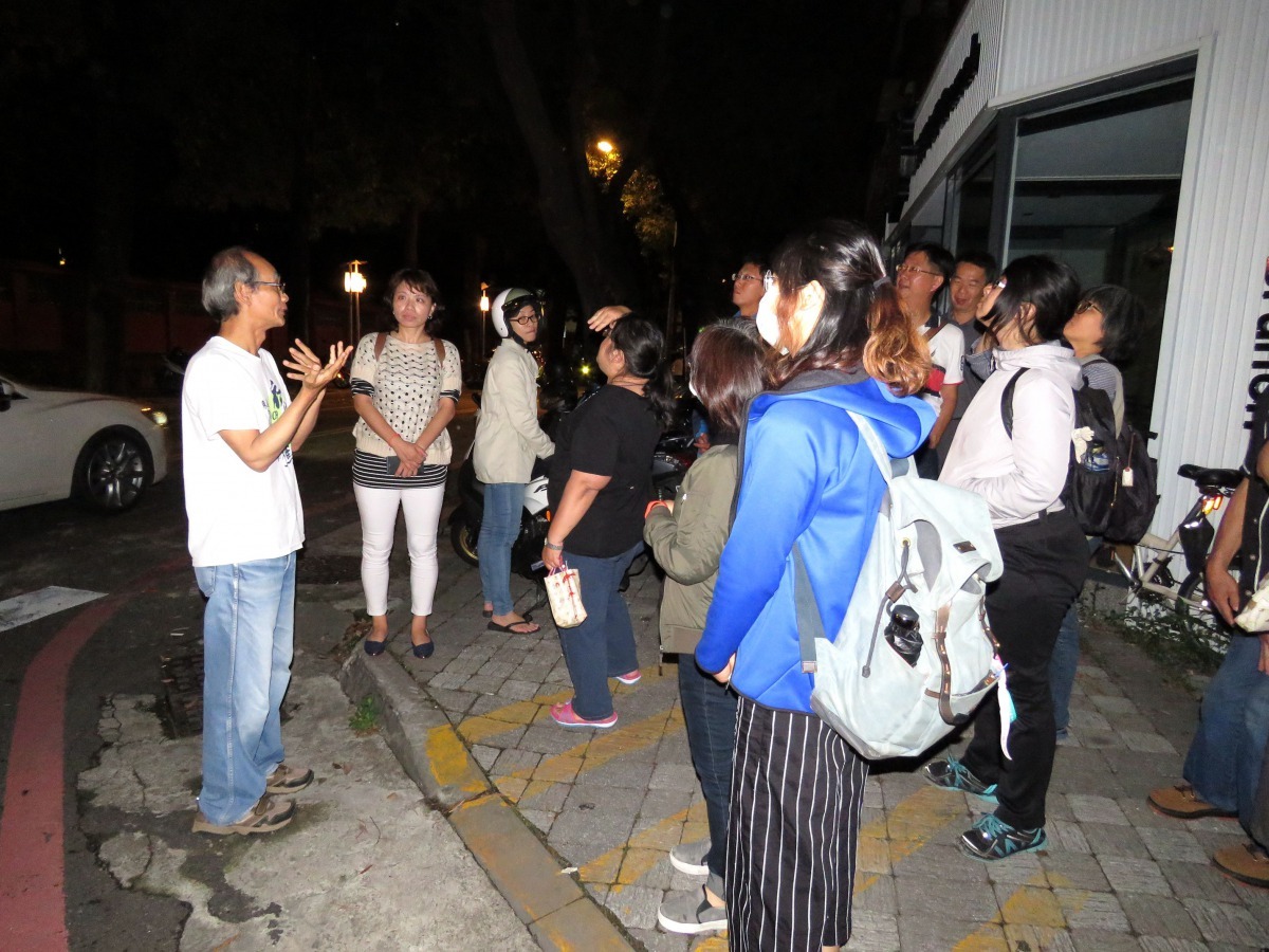 鄭惠陽應台南市野學學會邀請演講，課堂中帶學員到五妃廟鳳頭蒼鷹築巢的樹下，讓學員隔天可以前往觀察。高維奇／攝