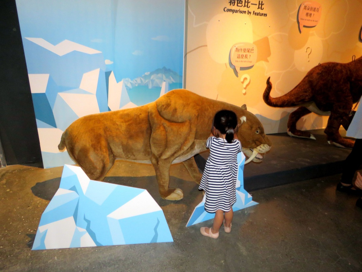 擬真的動物標本，讓遊客有如走進古生物樂園。高維奇／攝