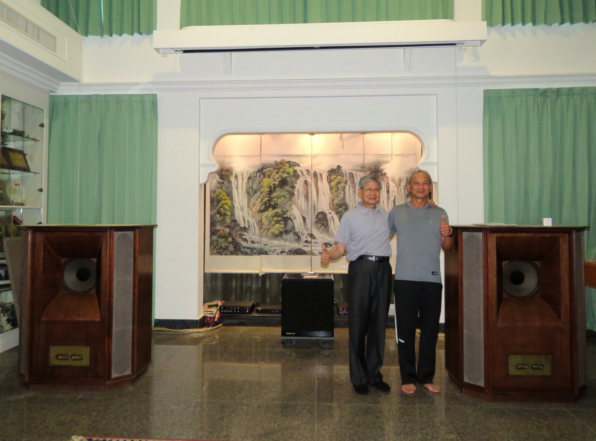 郭博儒與中華民國保護動物協會理事長的李朝全(左)是小學同學。高維奇/攝